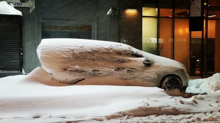 6.¡ Cuando la tormenta es tan impetuosa que tu auto estacionado parece haberse lanzado toda la noche a través de la tormenta de nieve!