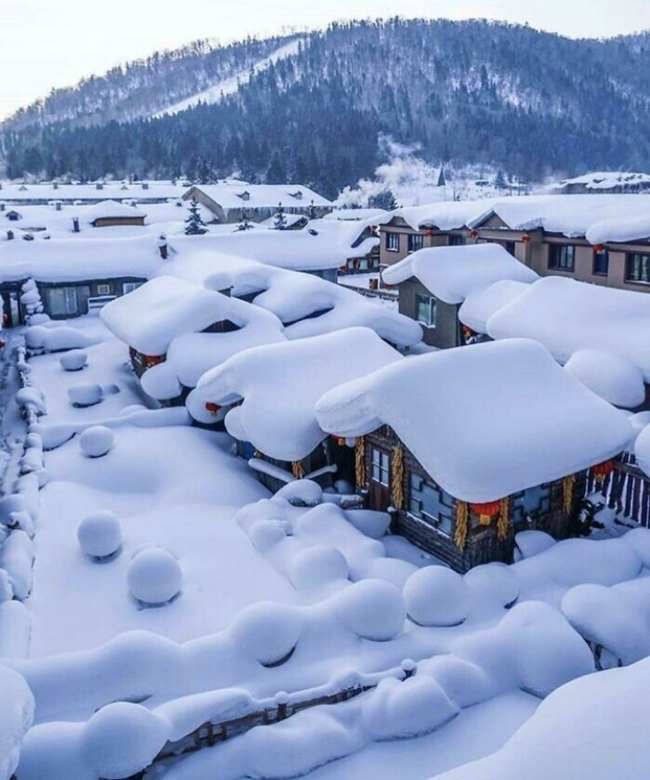 8. Parece uma pintura, na verdade é um vilarejo na China coberto de neve fresca