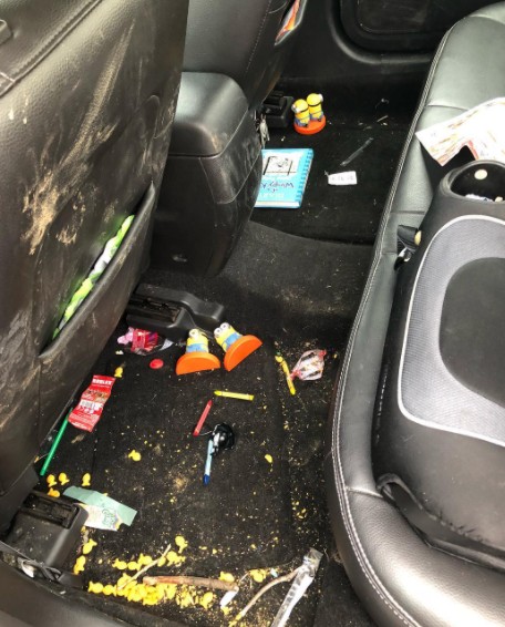10. Cette photo montre également que laisser vos enfants dans la voiture, avec quelques objets, n'est peut-être pas une bonne idée. Il va falloir faire du ménage.