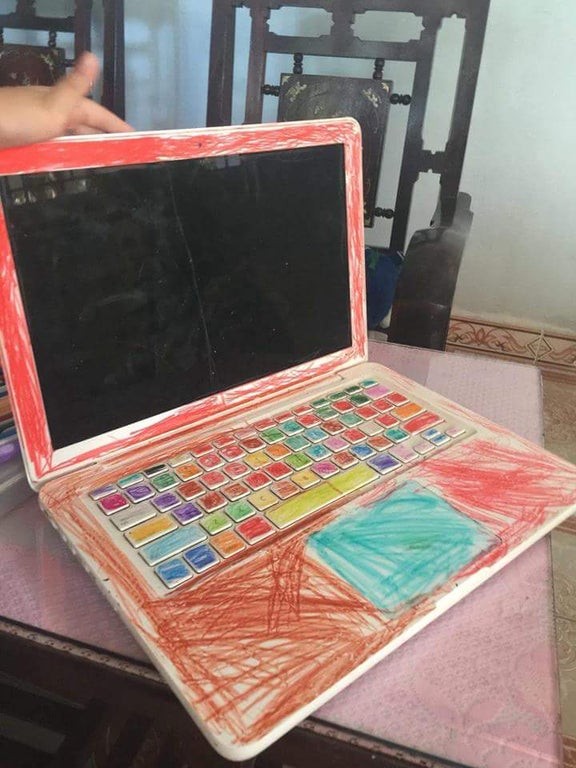 7. En parlant d'ordinateur : il est fortement recommandé de ne pas le laisser sans surveillance, surtout lorsque des crayons de couleurs sont à la portée de l'enfant.
