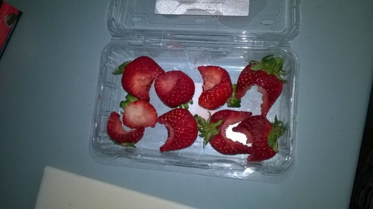 9. Les enfants sont intelligents et ils savent que la pointe de la fraise est souvent la partie la plus sucrée. Un parent a ouvert le paquet et les a trouvées comme ça.
