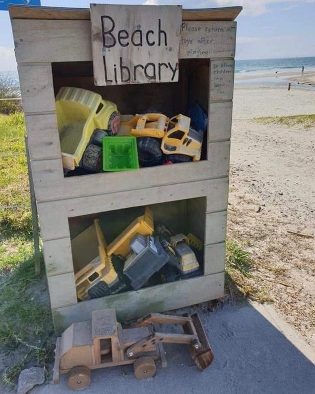 A beach library where anyone can leave toys children's toys so that kids can play freely, thanks to the generosity of others