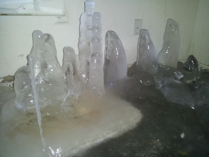10. Un locataire du Colorado a laissé sa maison avec l'eau dans la baignoire et les fenêtres ouvertes : maintenant, tout est inondé et gelé.
