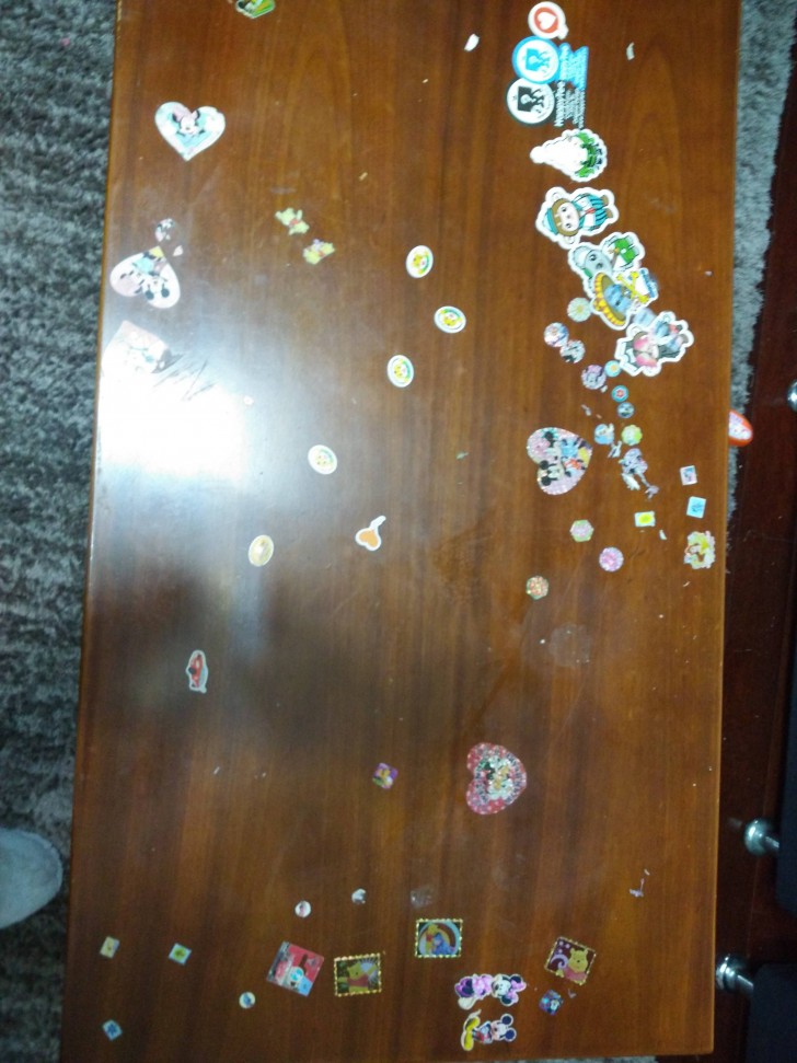 6. Ik ben verhuisd naar een nieuw appartement en de laatste huurders lieten hun kinderen stickers op de salontafel plakken!