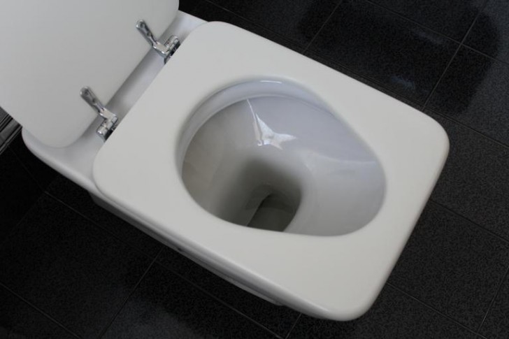 4. Vergeet niet om de spoelgaten in het toilet regelmatig schoon te maken