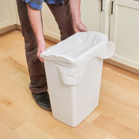 6. Een extra truc: om te voorkomen dat de vuilniszakken aan de bak blijven plakken, boor een of meer gaten in de wand van de bak
