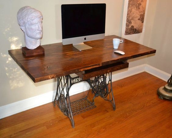 3. Mit einer stabilen und breiten Holzablage wird es zu einem originellen Schreibtisch