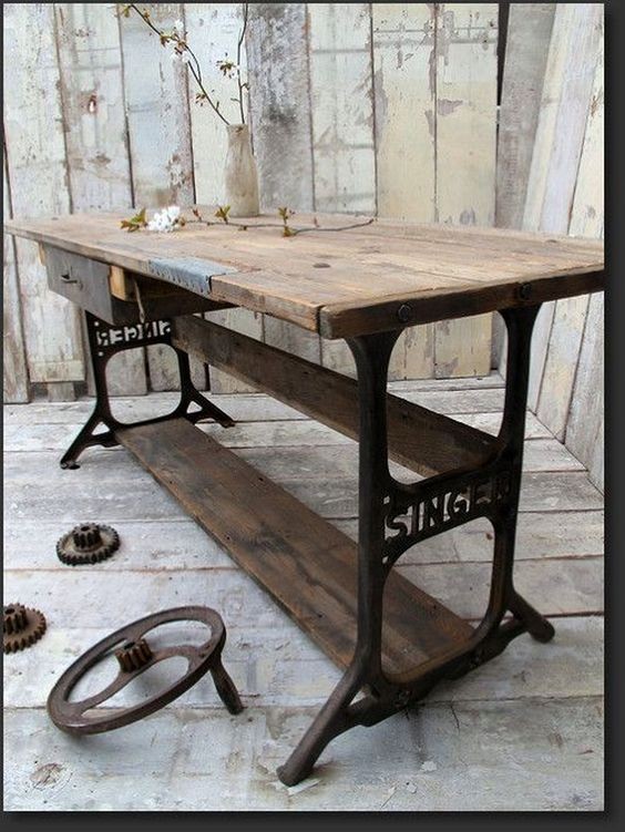 4. Voilà en revanche une table parfaite pour une cuisine ou pour le salon dans un style industriel