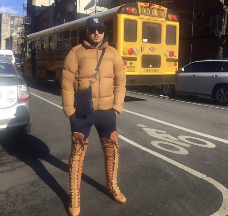 1. Ele acha que está na moda, até posou orgulhoso com o seu look, mas as botas contrastam claramente com a jaqueta e o chapéu.