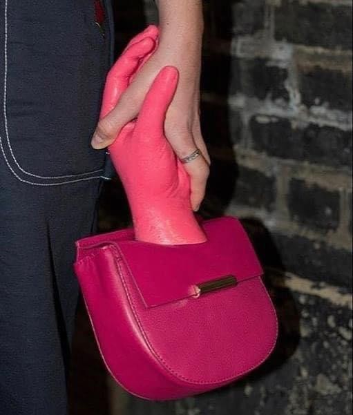 6. Anstelle von Trageriemen oder Henkeln hält man diese Tasche an einer Hand: Es könnte romantisch sein, aber das ist es nicht.