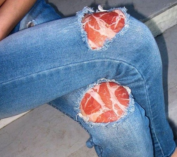 9. Scheiben von Schinken (oder Salami?) werden zum perfekten Mittel, um den Riss der Jeans zu verdecken. Ist das nicht ein bisschen zu viel?