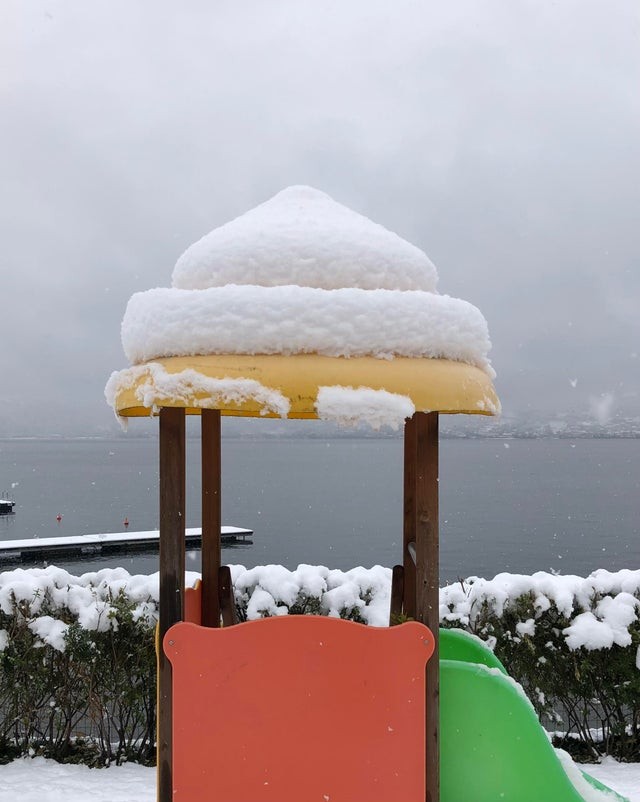 1. La forme parfaite que la neige a créée sur ce toboggan !
