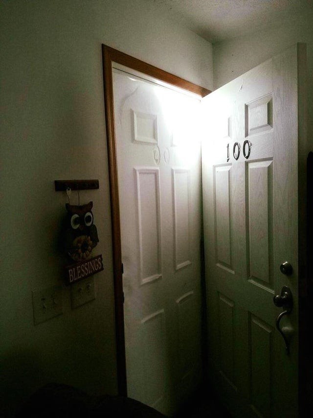 20. Oui, ce que vous voyez à l'extérieur de la porte est un moulage de neige de la porte elle-même : impressionnant !