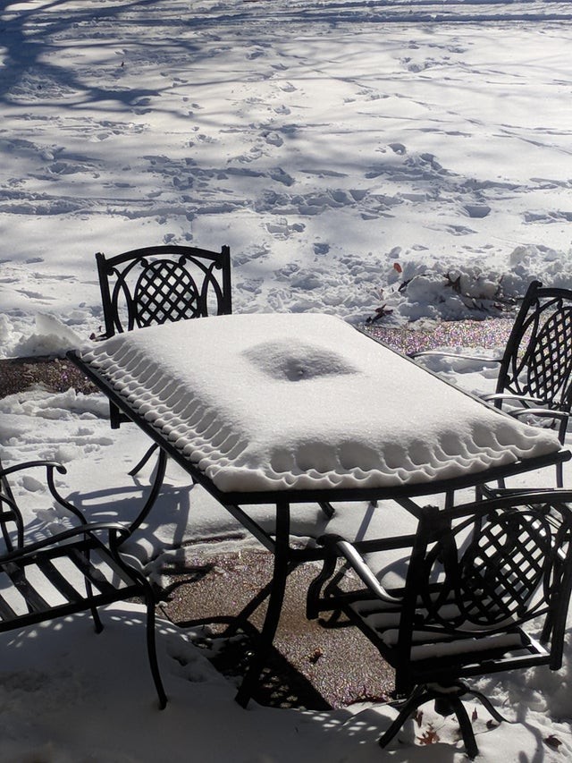 21. Regardez la façon dont la neige est tombée sur cette table : ne ressemble-t-elle pas à un gateau de pâte sablée ?