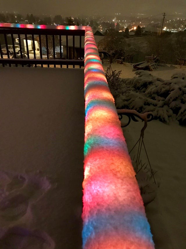 3. Der schöne Effekt von Schnee auf den Lichtern eines Geländers!
