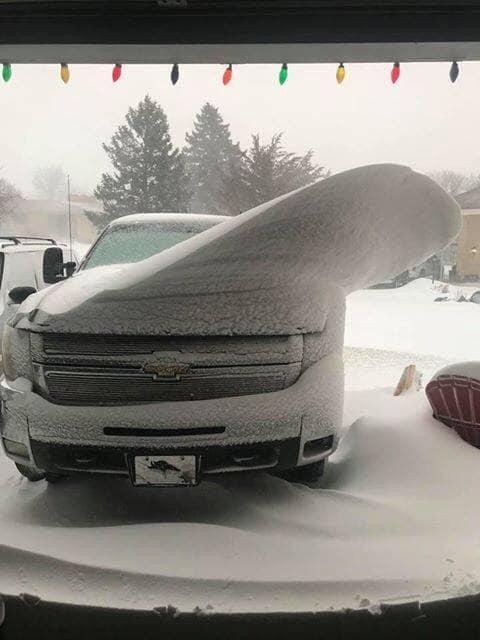 4. Regardez ce que la neige et le vent ont créé sur le capot de cette voiture !