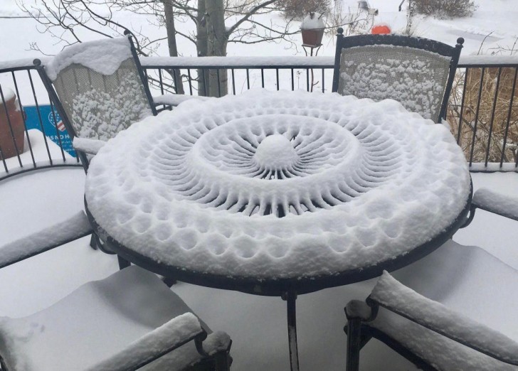 5. De sneeuw op deze tafel heeft een spectaculaire "sculptuur" gecreëerd!
