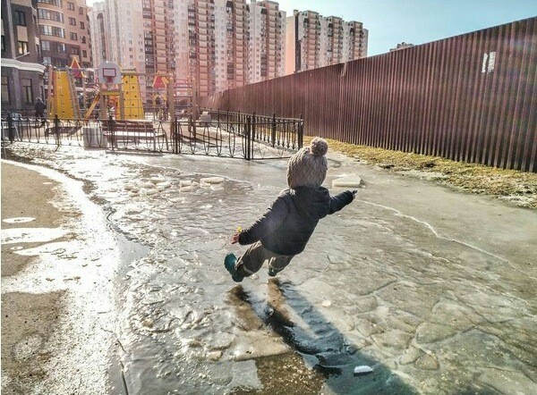 12. Une plaque de glace sur le sol n'a certainement pas intimidé l'enfant et le photographe, après la prise de vue, a dû courir à son secours.