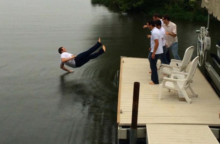 2. Hebben vrienden hem geduwd of verloor hij zelf zijn evenwicht? Terwijl zijn vrienden lachen, staat hij op het punt het water aan te raken: een ramp is op handen.