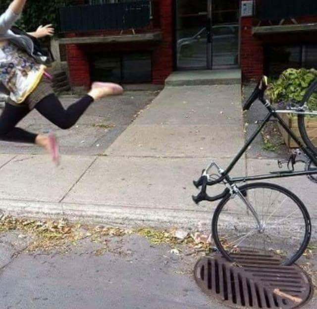 8. Dieses Rad ist an der falschen Stelle hängen geblieben: Die Frau macht einen Flug, der alles andere als akrobatisch ist.
