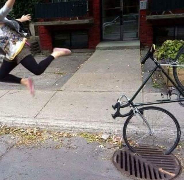 8. Deze fiets is op de verkeerde plek blijven steken: de vrouw maakt een verre van acrobatische vlucht.