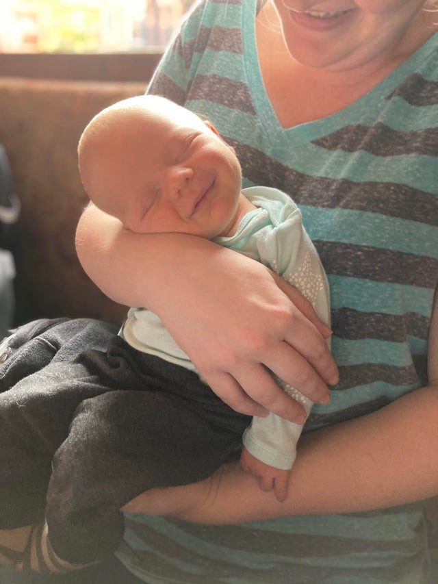 Das Lächeln dieses Neugeborenen in den Armen seiner Mutter...wie süß!