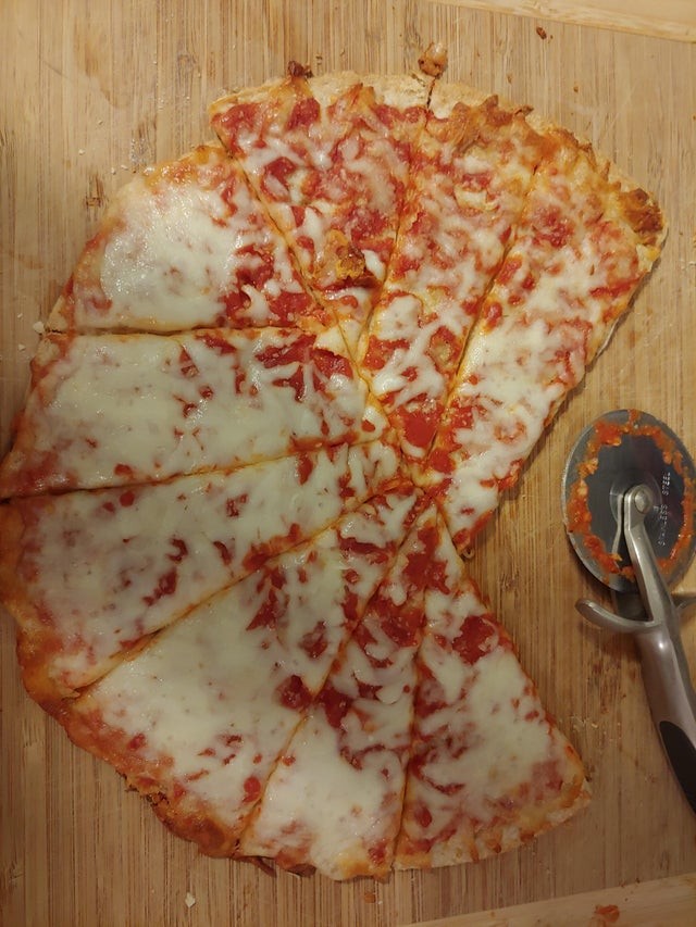 11. So schneidet die Ehefrau die Pizza: Diese Angewohnheit würde jeden Liebhaber von Perfektion wütend machen.