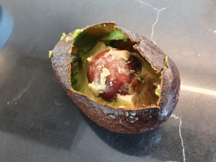 12. Dieses Foto zeigt stattdessen eine neue Art, Avocados zu öffnen und zu essen: Sie machen ein Loch in die Spitze und genießen!