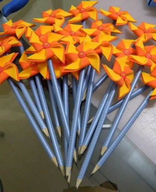 5. Se siete capaci di creare origami a forma di girandola, potrete fabbricarli anche per decorare le matite