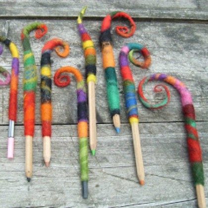 9. Scapoli di lana sfilacciata, per dare una forma curiosa e divertente alle matite
