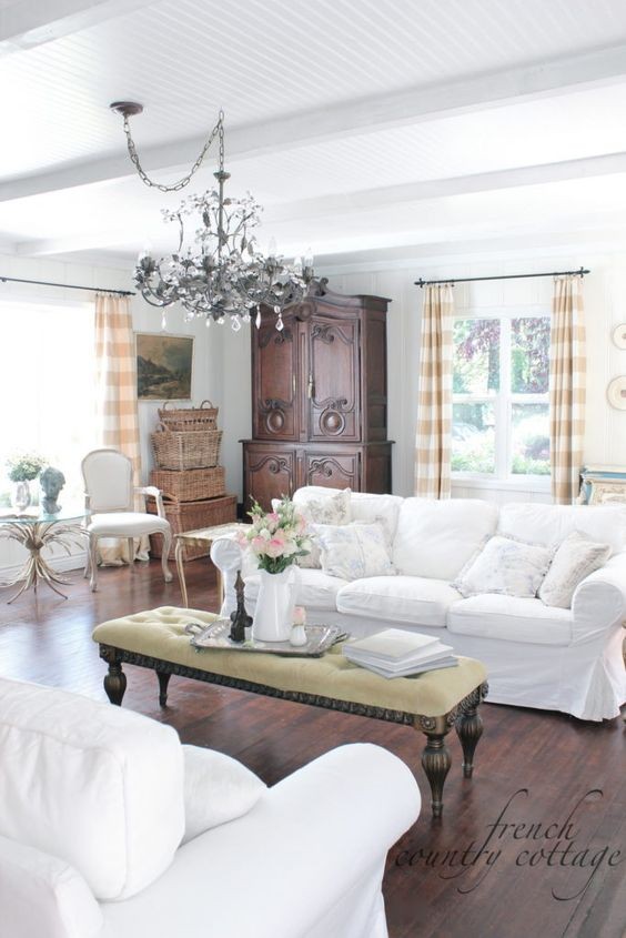 1. Ein bequemes Sofa mit weißer oder cremefarbener Polsterung