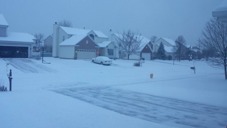 10. Der Nachbar hat den Schnee aus allen Einfahrten gefegt, bevor die Leute ihre Häuser verließen, um zur Arbeit zu gehen.