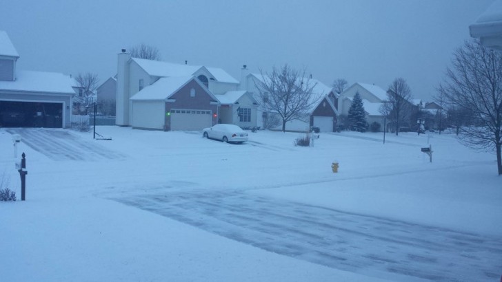 10. Grannen skottade bort snön som skottats från alla uppfarter innan folk lämnade huset den morgonen för att gå till jobbet.