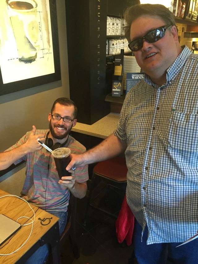 14. Il travaillait tranquillement, lorsqu'un homme s'est approché de lui et lui a offert un café en disant : "Je voulais faire un acte de gentillesse".