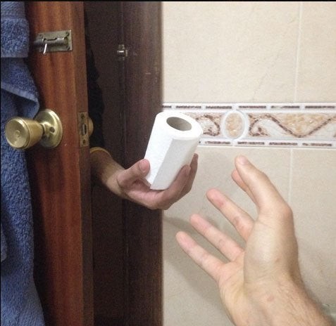 5. Todos han vivido este momento: ir al baño y darse cuenta demasiado tarde que falta el papel higiénico. Lo importante es tener a alguien listo que venga a ayudarnos.