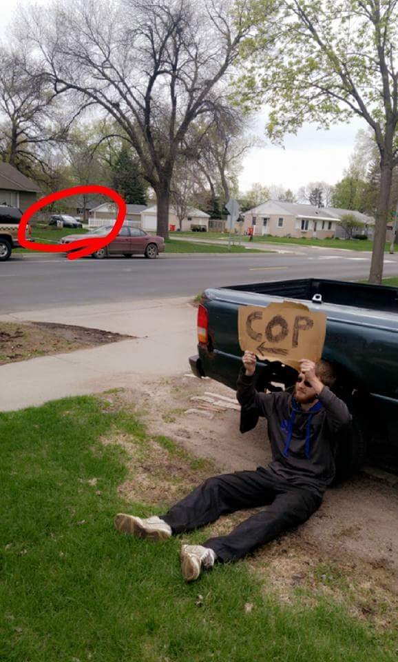 7. Este hombre avisa a los transeúntes que justo en esa dirección hay un auto de la policía. ¿Cuántas multas se han evitado?