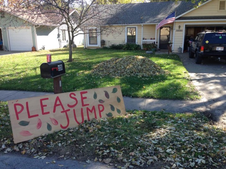 8. The owners of this house invite passersby to jump on the pile of dry leaves: an act of kindness that invites others to have fun.