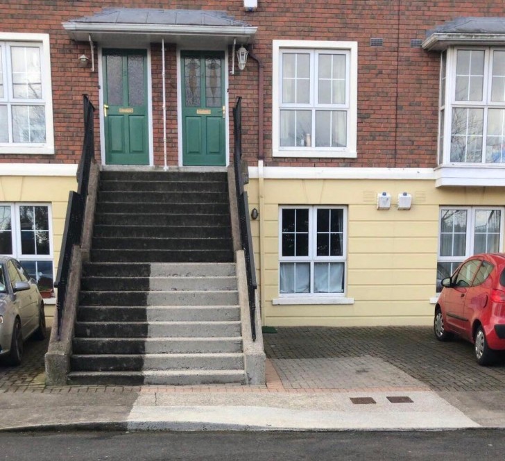 9. Nous ne savons pas qui et nous ne savons pas pourquoi, mais quelqu'un a décidé de repeindre les escaliers et une partie du trottoir avec une autre couleur.