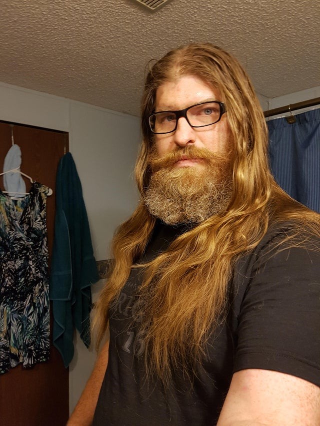 3. Dieser Mann hat beschlossen, sich nicht nur die Haare, sondern auch den Bart wachsen zu lassen. Das Ergebnis? Ein Vikinger mit roten Haaren.