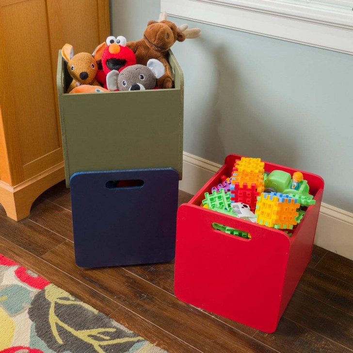 1. Utili scatole colorate per far ordine tra i giocattoli nella stanza dei piccoli