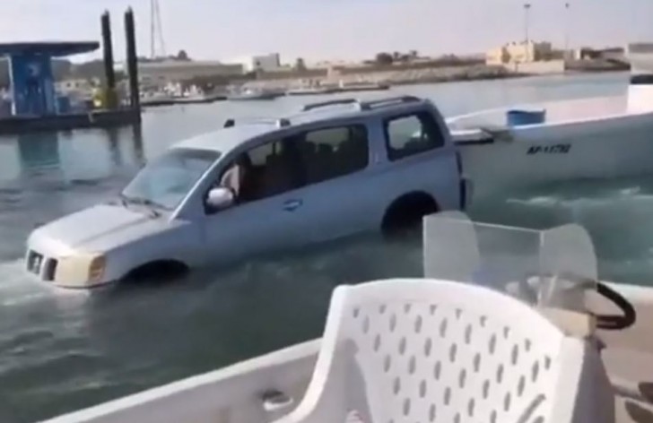 17. Het is de boot die het water op moet, niet de auto!
