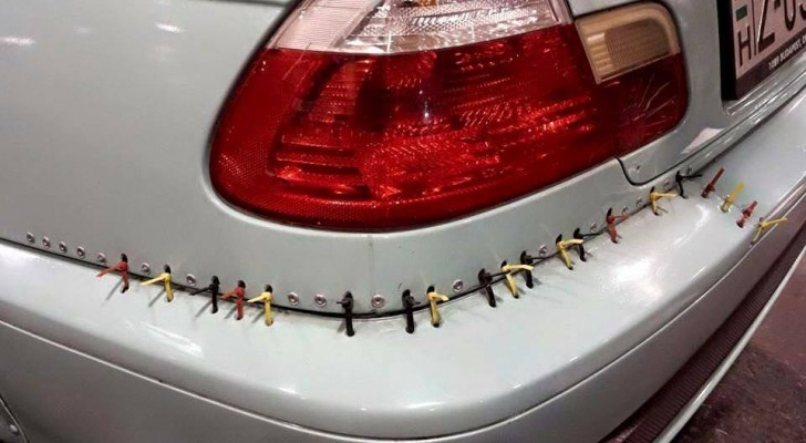 1. En attendant une meilleure alternative, quelqu'un a fait des points de suture sur le pare-chocs de la voiture.