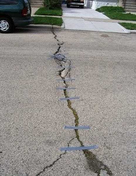 12. Quelqu'un a eu la brillante idée de réparer la surface endommagée de la route avec un peu de ruban adhésif...
