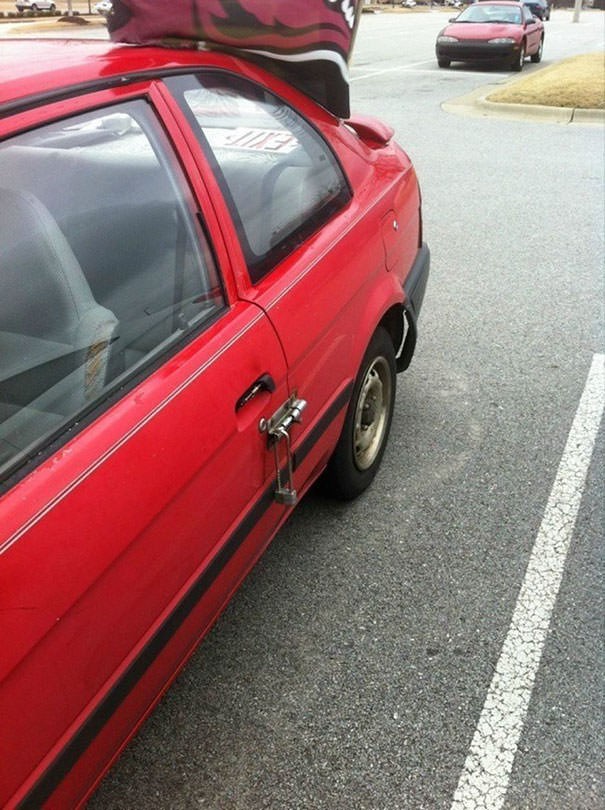 6. Der Griff des Autos brach, aber der Mann konnte das Auto nicht offen lassen: ein Riegel sollte genügen.
