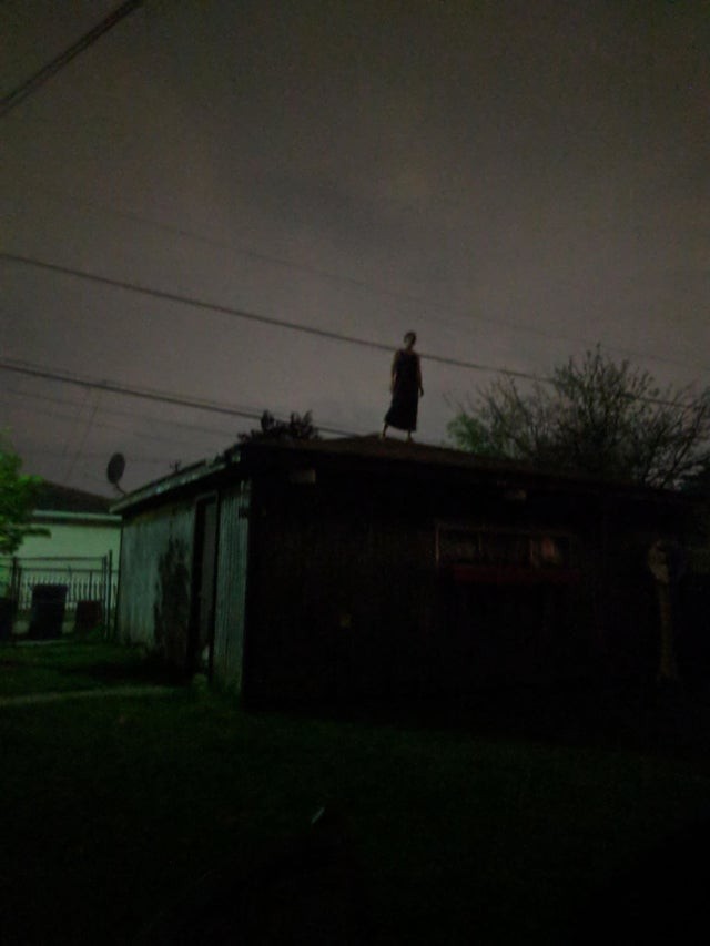 Eu estava andando pelo bairro quando notei uma mulher no telhado de sua casa... Eu fugi na hora!