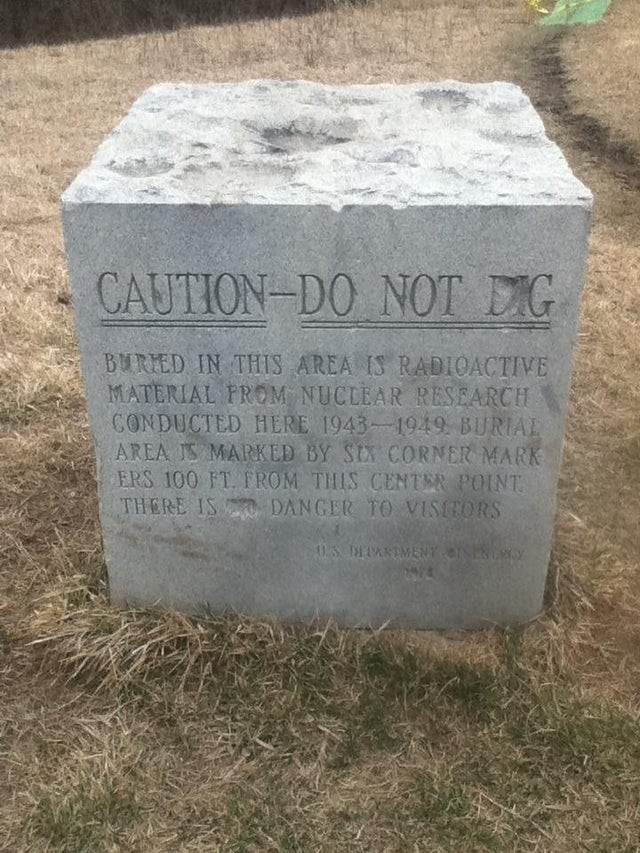 Dieser Stein besagt: „Bitte nicht hier graben.“ Sollte ich anfangen, es zu tun?