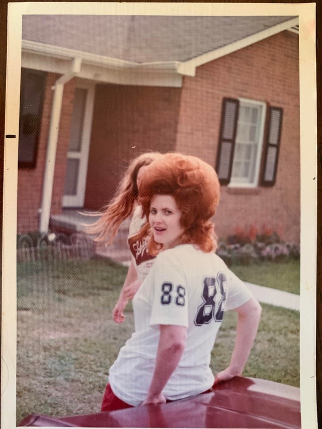 1. "Minha mãe, com seu cabelo lindo nos anos sessenta!"