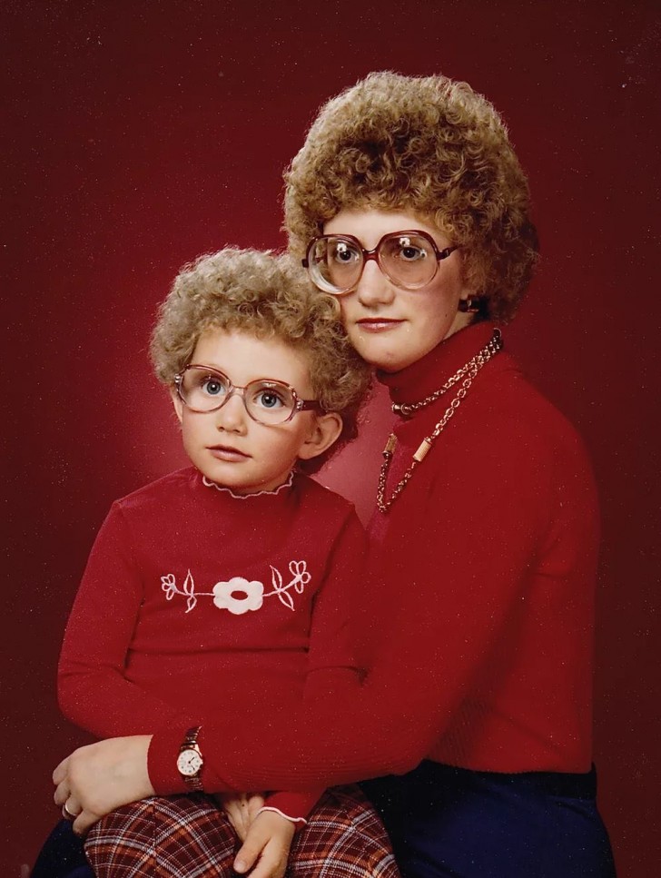 15. The child resembles a ventriloquist's dummy in this creepy family photograph!