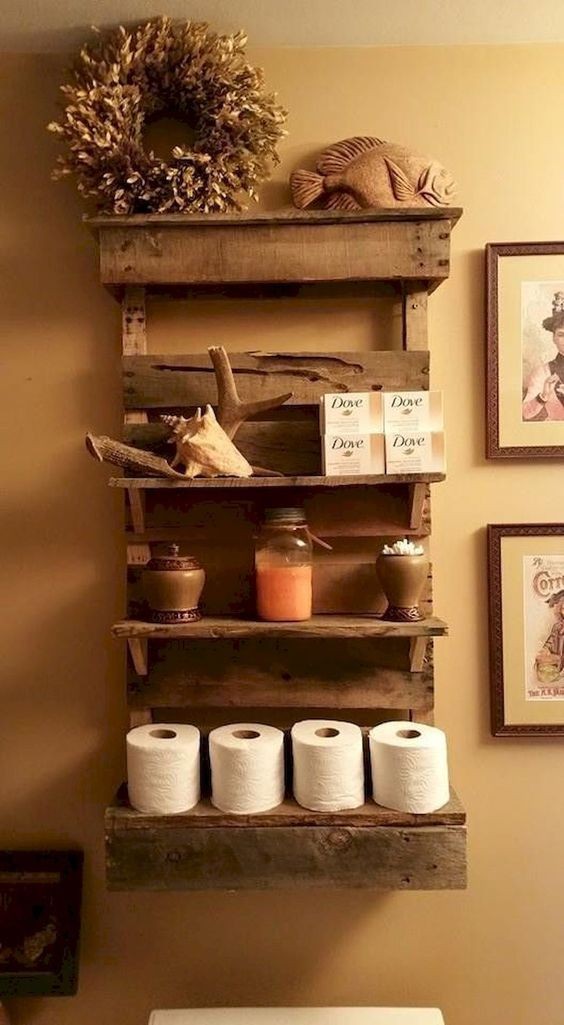 1. Un'idea per trovare spazio a tanti oggetti utili in bagno e decorare con gusto rustico