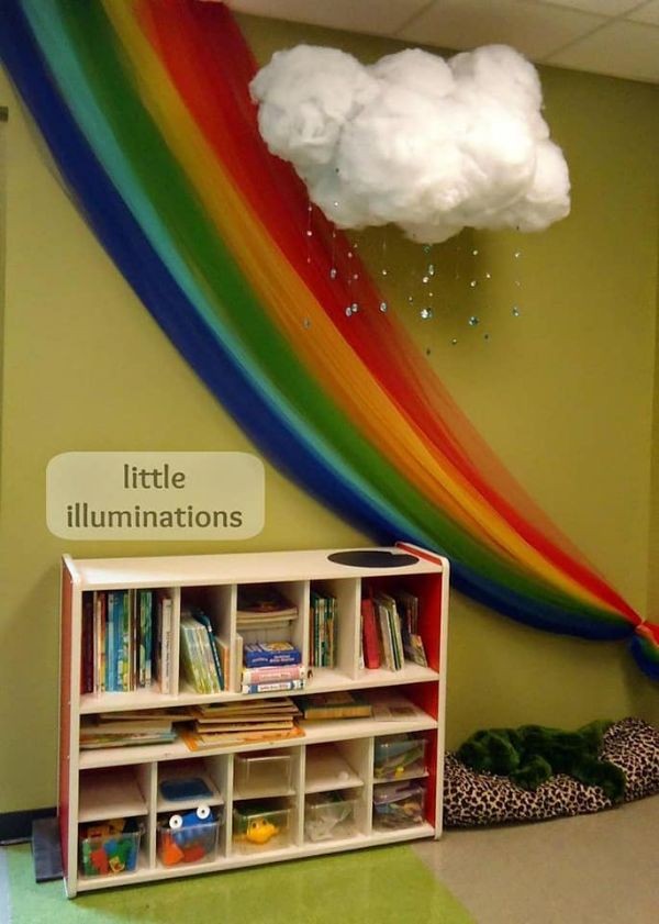 3. Se poi voleste decorare la parete della cameretta in modo creativo, questo arcobaleno di tulle e la nuvoletta sospesa sono un'idea adorabile